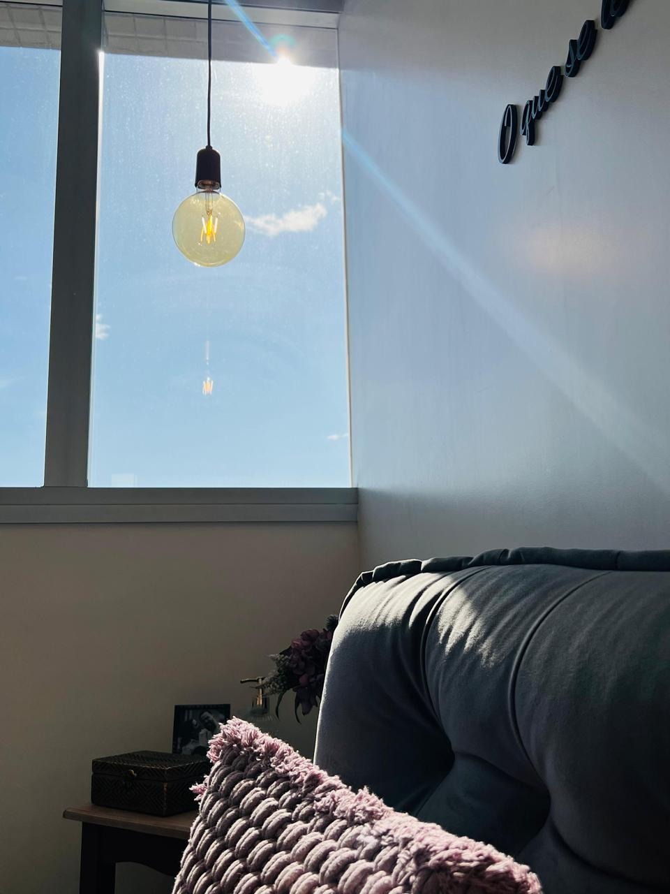 Ambiente acolhedor do consultório com sofá e iluminação natural