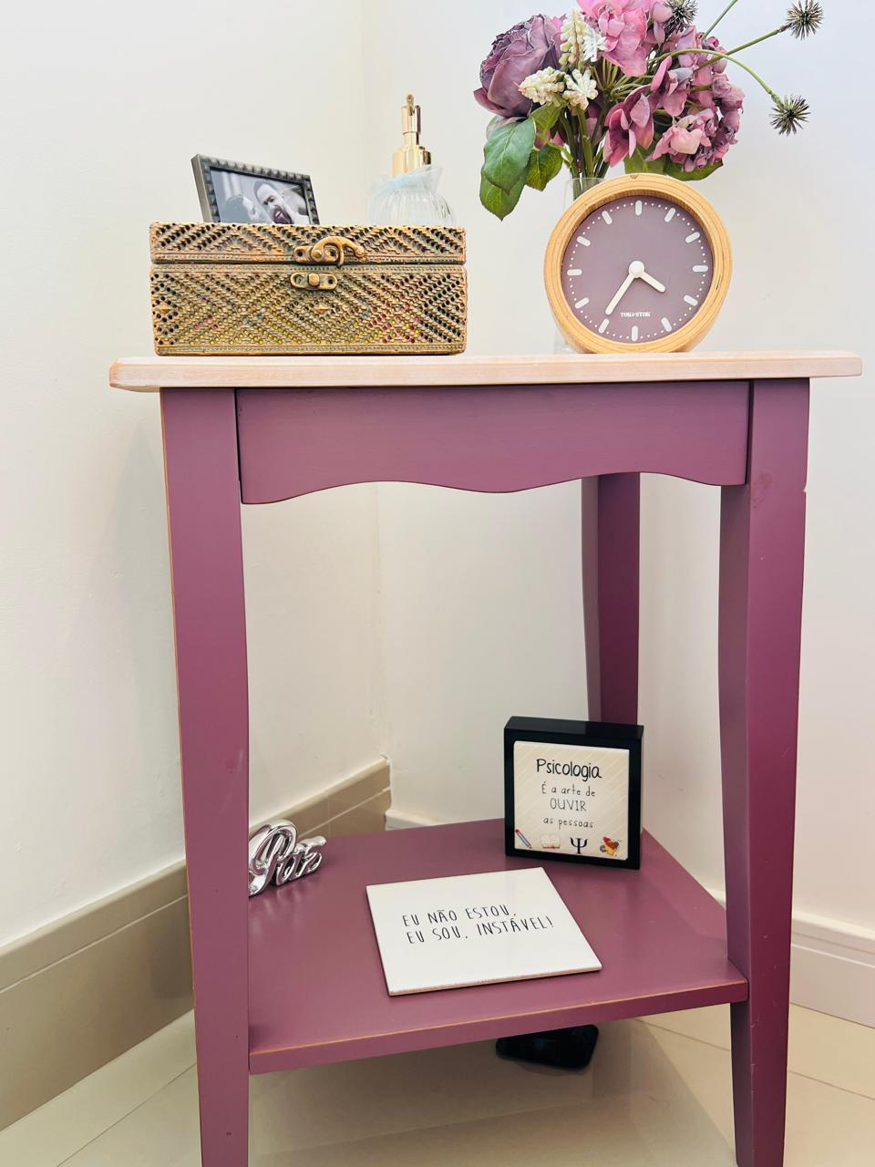 Detalhes decorativos do consultório com flores e relógio